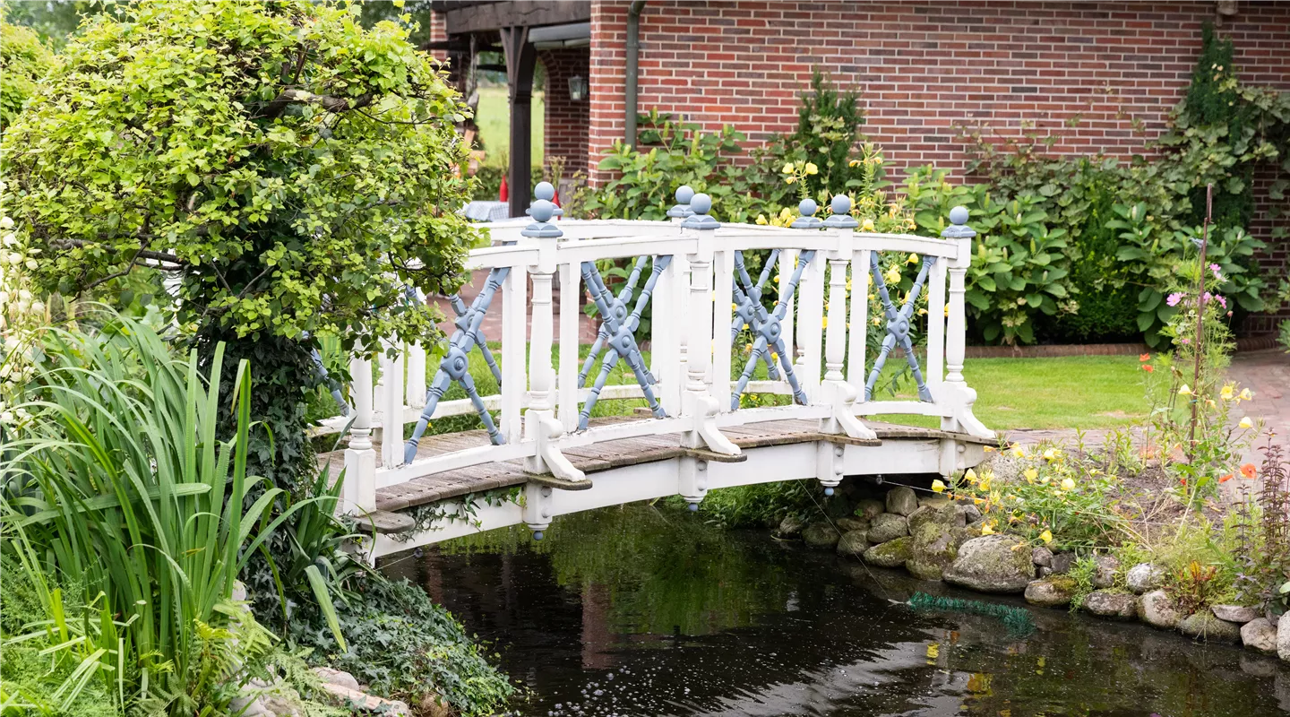 Gartenteich - Brücke